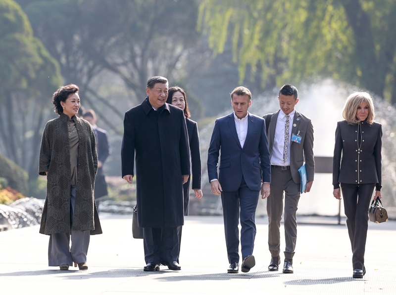 习近平同法国总统马克龙在成都进行友好交流 习近平同法国总统马克龙在成都进行友好交流