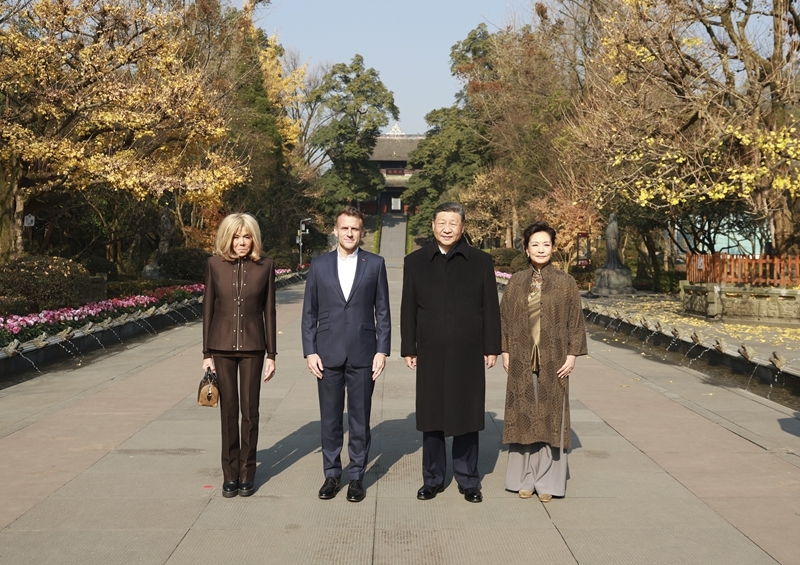 习近平同法国总统马克龙在成都进行友好交流 习近平同法国总统马克龙在成都进行友好交流