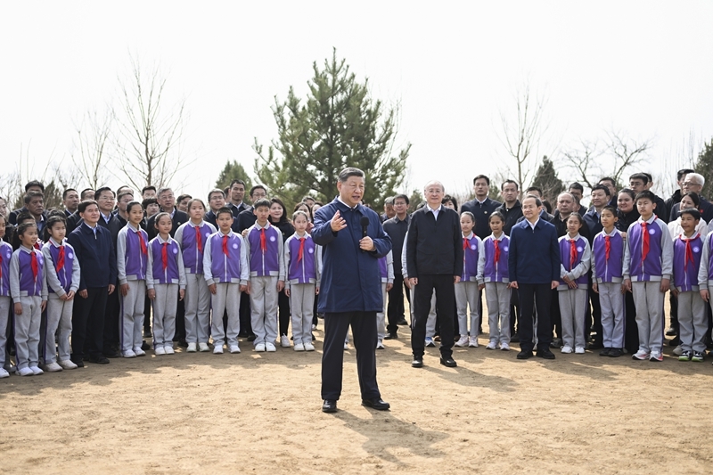 习近平在参加首都义务植树活动时强调：为山川大地增添锦绣 让中国式现代化底色更加亮丽