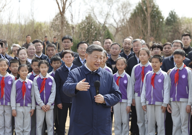 习近平在参加首都义务植树活动时强调：为山川大地增添锦绣 让中国式现代化底色更加亮丽