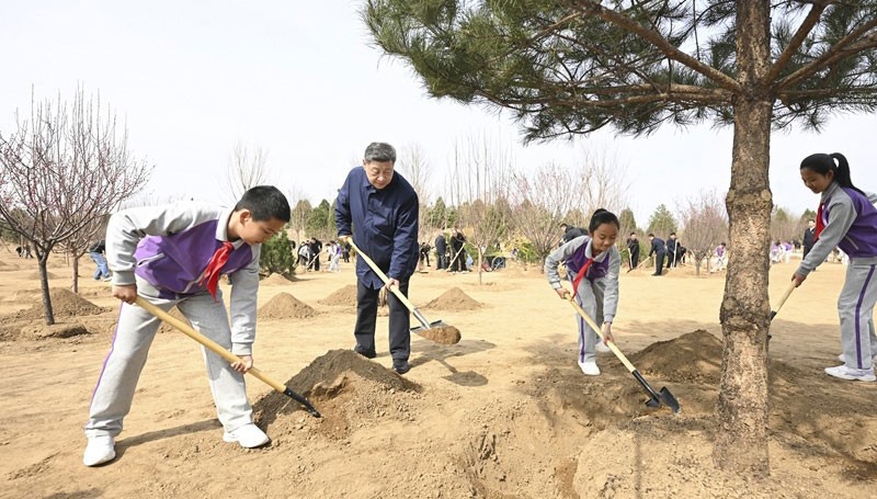 习近平在参加首都义务植树活动时强调：为山川大地增添锦绣 让中国式现代化底色更加亮丽
