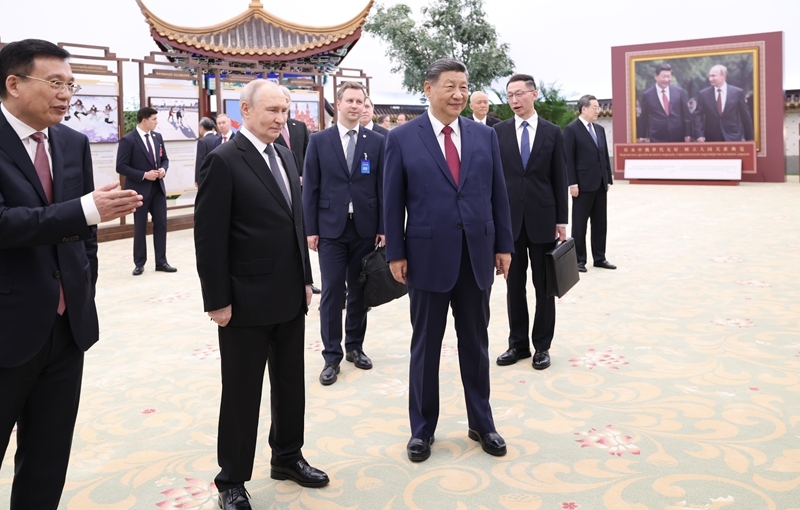 习近平同俄罗斯总统普京共同参观“传承中俄世代友好 树立大国关系典范”图片展 习近平同俄罗斯总统普京共同参观“传承中俄世代友好 树立大国关系典范”图片展