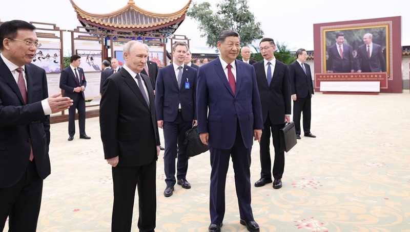 习近平同俄罗斯总统普京共同参观“传承中俄世代友好 树立大国关系典范”图片展