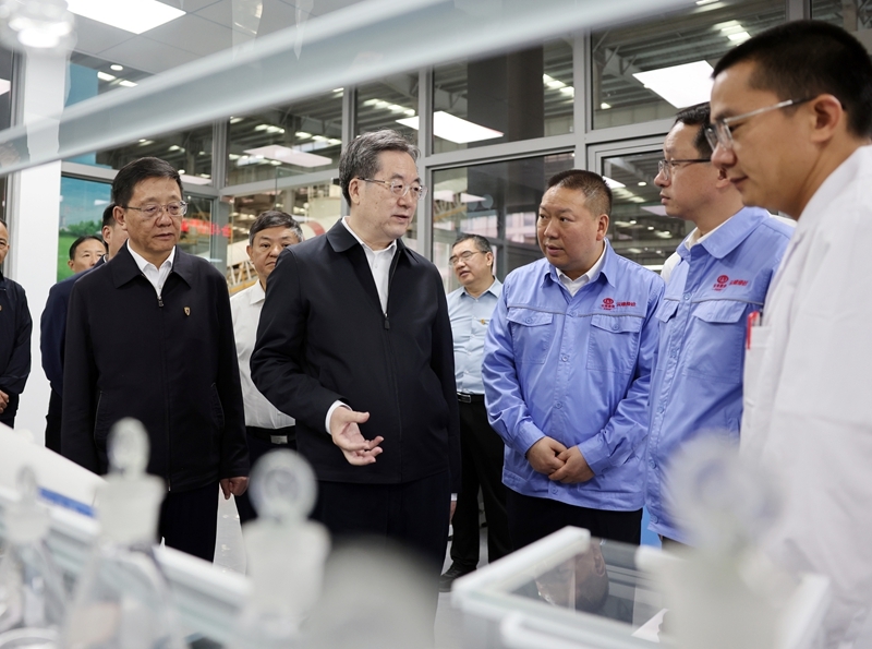 丁薛祥在云南调研时强调：全面贯彻党的教育方针 深入推进基础教育高质量发展