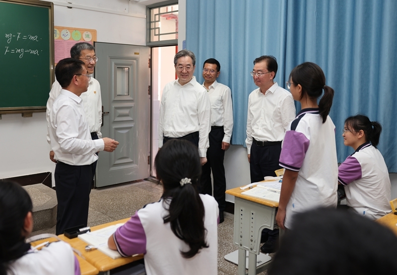 丁薛祥在云南调研时强调：全面贯彻党的教育方针 深入推进基础教育高质量发展