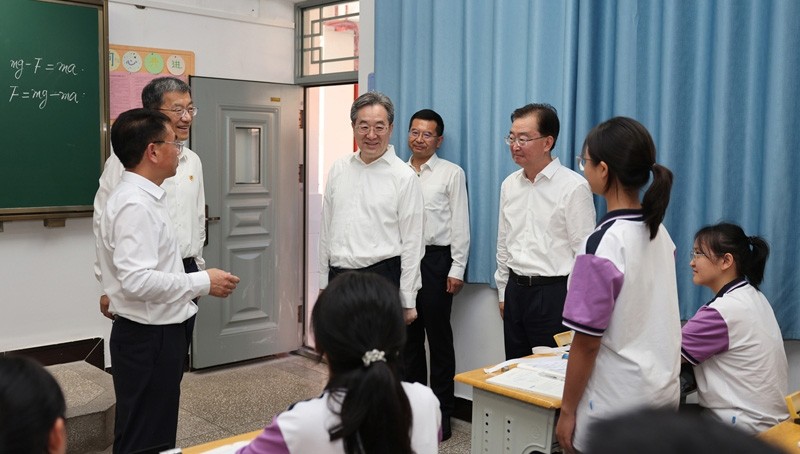 丁薛祥在云南调研时强调：全面贯彻党的教育方针 深入推进基础教育高质量发展