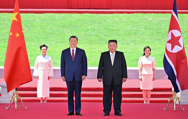 习近平出席金正恩举行的欢迎仪式