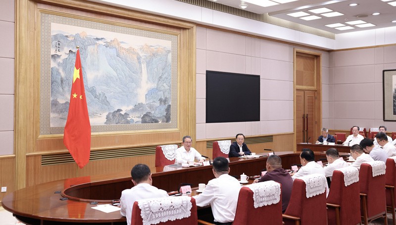 李强主持召开经济形势专家和企业家座谈会