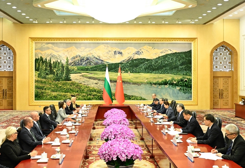 丁薛祥出席2026年全球服务贸易峰会并会见与会外国政要