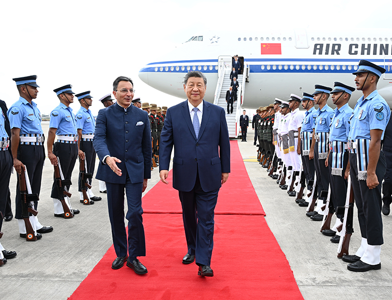 习近平抵达新德里出席金砖国家领导人第十八次会晤 习近平抵达新德里出席金砖国家领导人第十八次会晤