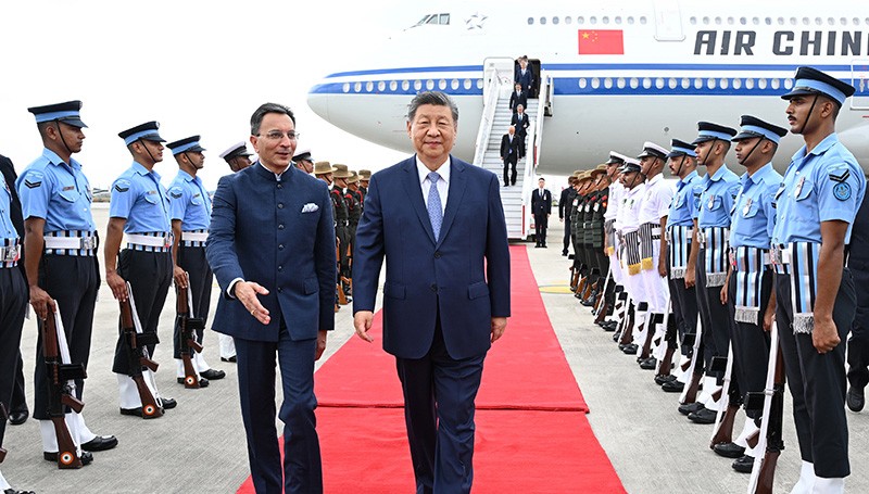习近平抵达新德里出席金砖国家领导人第十八次会晤